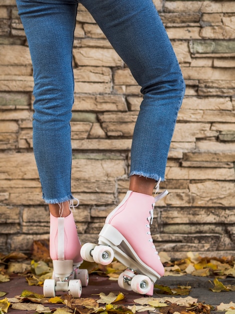 Foto grátis mulher posando de jeans com patins