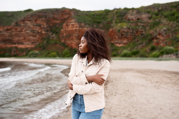 Foto grátis mulher posando em foto média à beira-mar