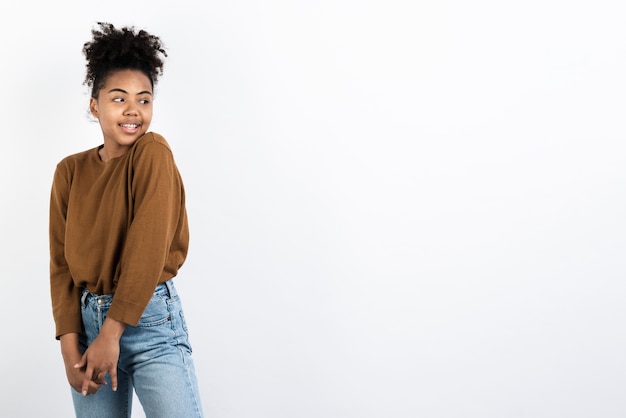 Foto grátis mulher posando em roupas casuais