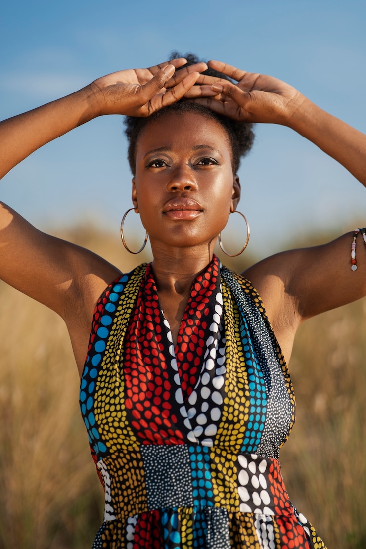 Foto grátis mulher posando em um ambiente árido enquanto usava roupas africanas nativas