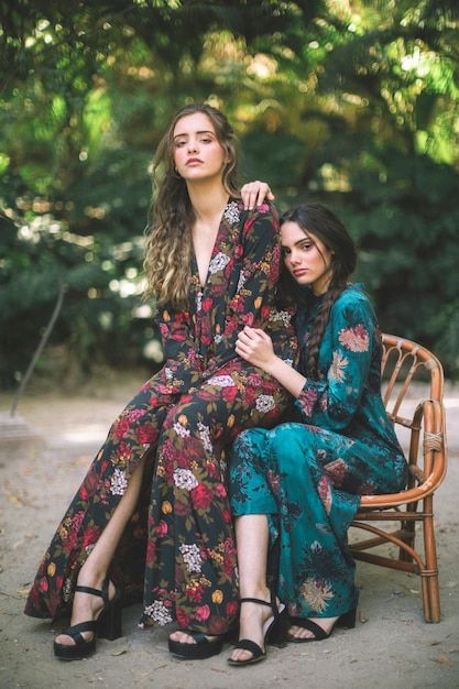 Mulher posando em vestidos florais e saltos altos