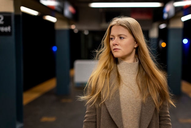 Foto grátis mulher posando enquanto viaja no metrô da cidade