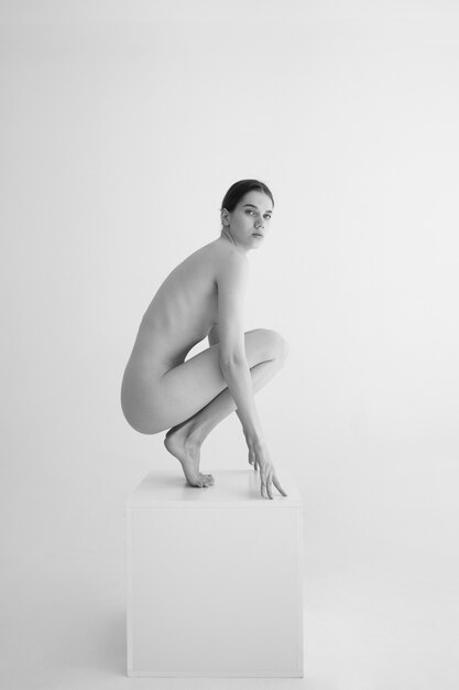 Mulher posando no bloco de nudez em preto e branco