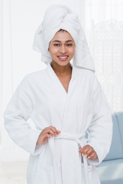 Foto grátis mulher, posar, com, bathrobe, em, um, spa