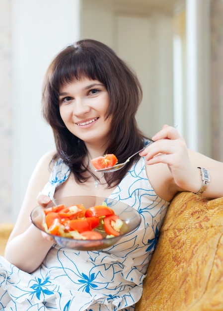 Foto grátis mulher positiva come salada vegetariana