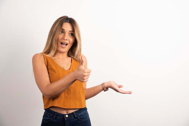 Foto grátis mulher positiva posando em fundo branco.