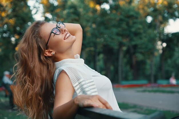 Mulher positiva, tendo uma pausa do barulho da cidade