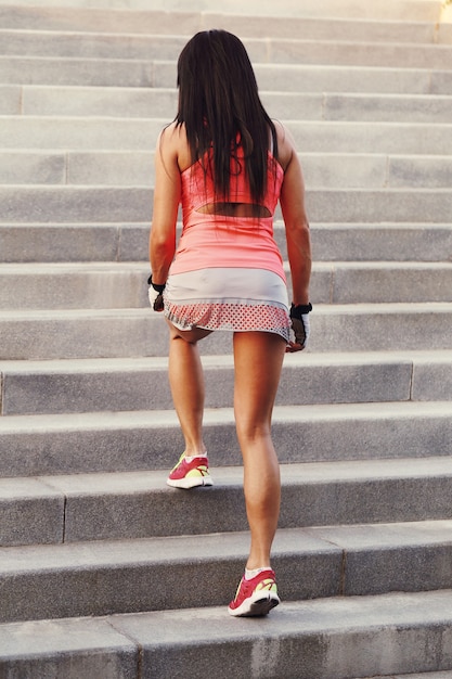 Mulher praticando esportes ao ar livre