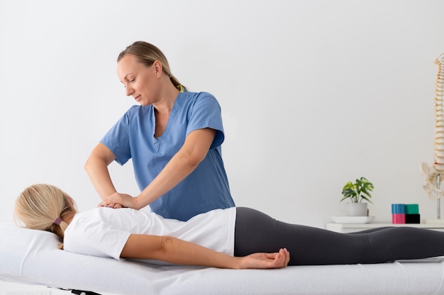 Foto grátis mulher praticando exercício em sessão de fisioterapia