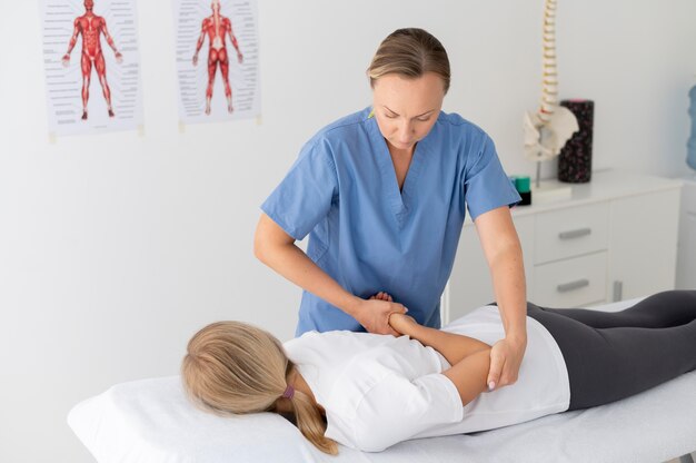 Mulher praticando exercício em sessão de fisioterapia