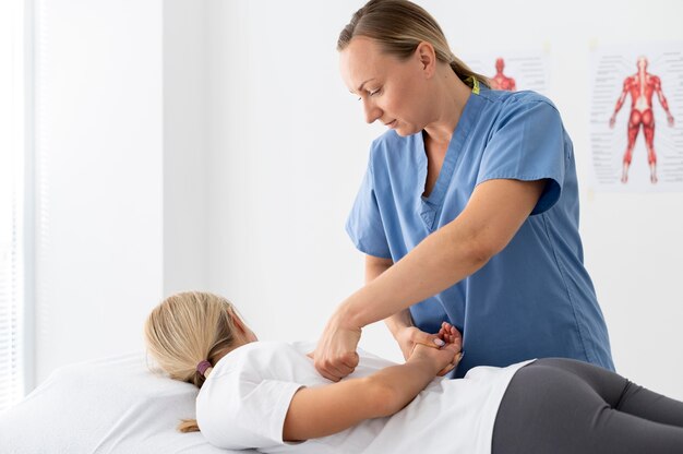 Mulher praticando exercício em sessão de fisioterapia