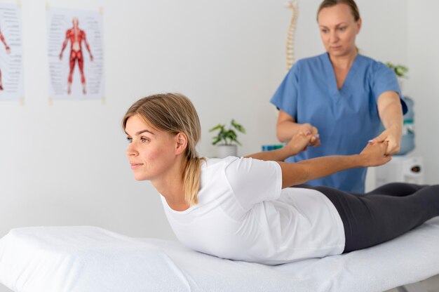 Mulher praticando exercício em sessão de fisioterapia