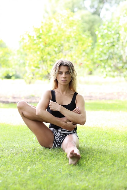 Mulher praticando ioga ao ar livre