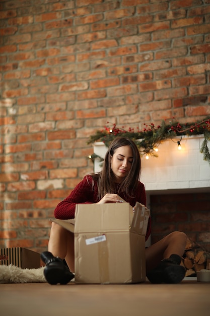 Foto grátis mulher preparando a decoração de natal em casa