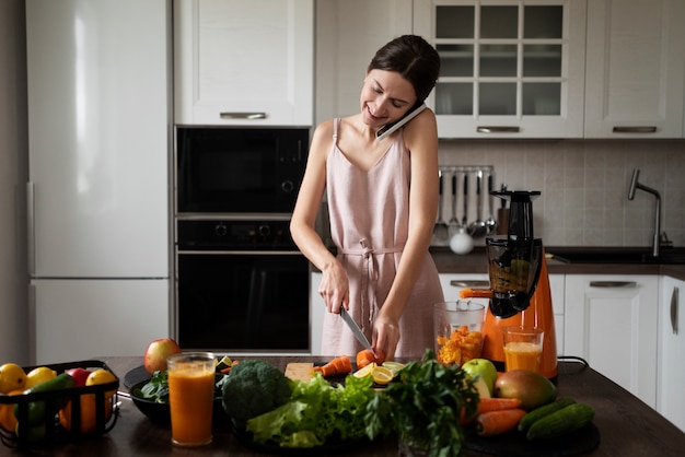 Foto grátis mulher preparando sua receita de suco