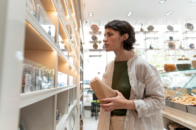 Mulher procurando guloseimas diferentes em um produtor local