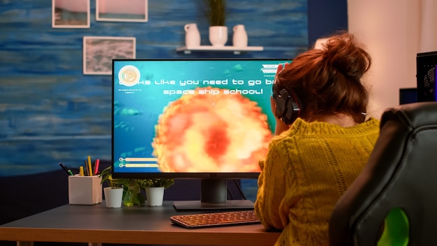Mulher profissional triste nervosa para começar o videogame de tiro espacial durante uma competição virtual