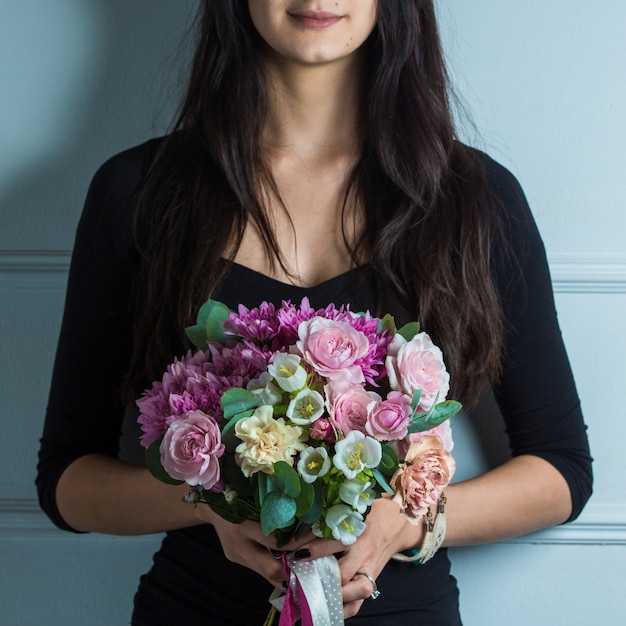 Mulher, promovendo o buquê de flores de noiva