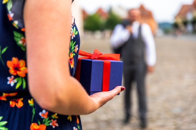 Mulher pronta para dar um presente