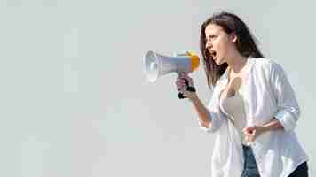 Foto grátis mulher protestando com megafone