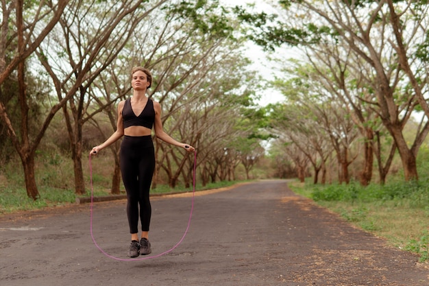 Foto grátis mulher pulando corda. bali