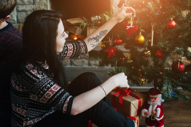 Foto grátis mulher que decora a árvore de natal