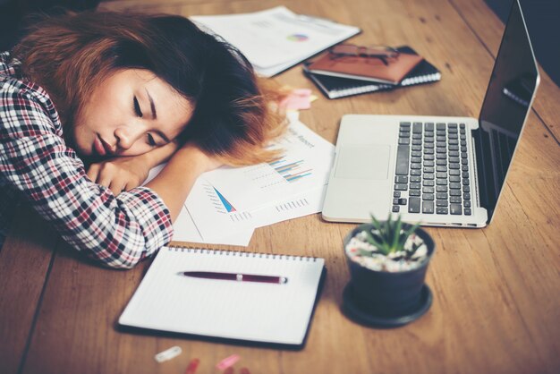 Mulher que dorme no trabalho