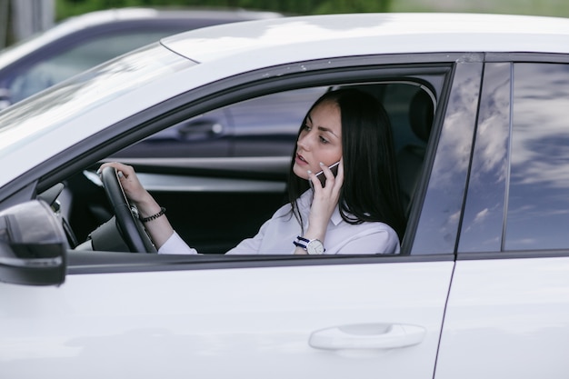 Mulher que fala no telefone durante a condução