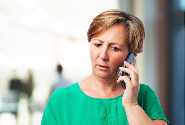 Mulher que fala no telefone