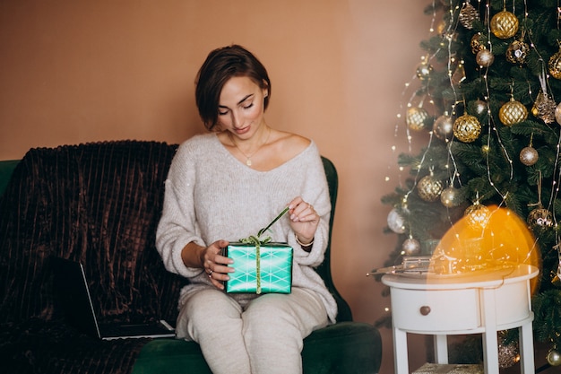 Mulher que faz compras online nas vendas de natal