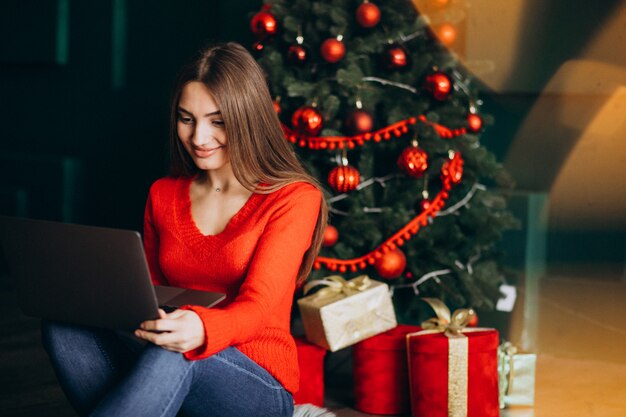 Mulher que faz compras online nas vendas de Natal