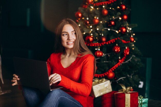 Mulher que faz compras online nas vendas de Natal