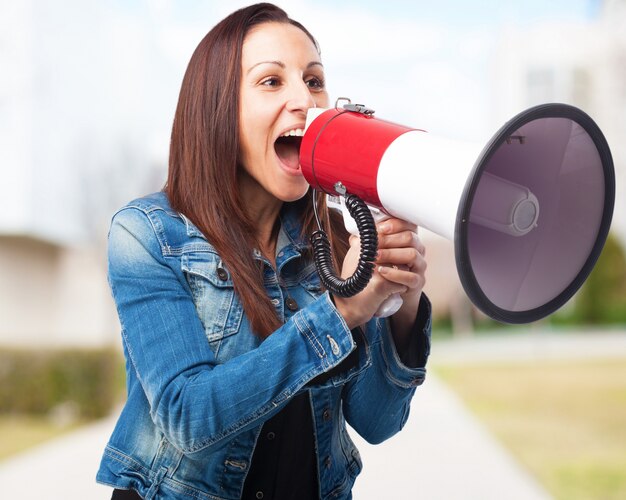 Mulher que grita através de um megafone