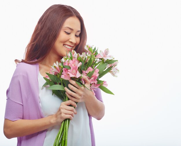 Mulher que olha seu bouquet