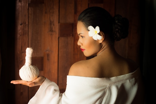 Foto grátis mulher que prende um massageador