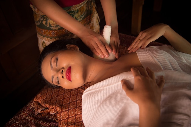 Foto grátis mulher que recebe uma massagem na clavícula