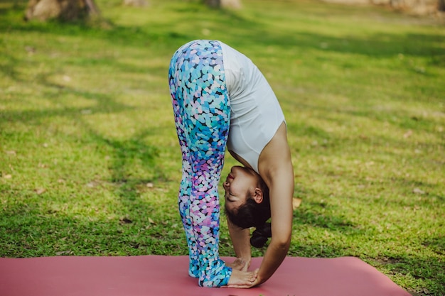 Foto grátis mulher que se estende no parque