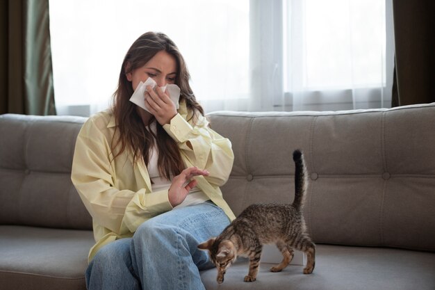 Foto grátis mulher que sofre de alergia a animais de estimação