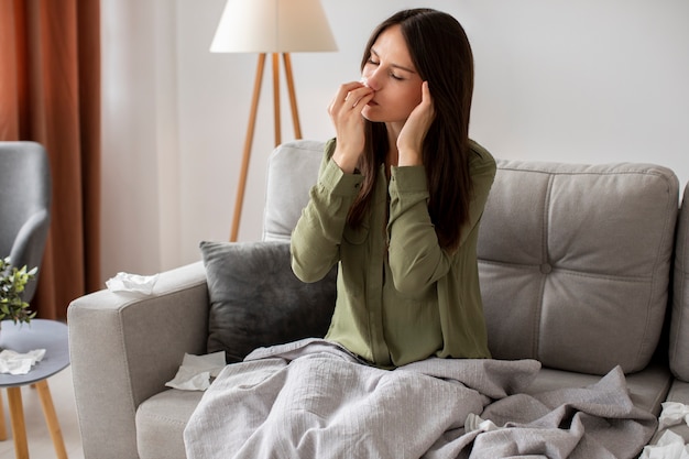 Foto grátis mulher que sofre de alergia tiro médio