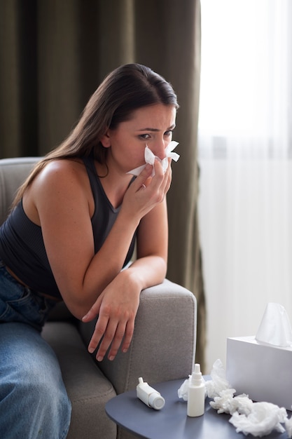 Mulher que sofre de alergia