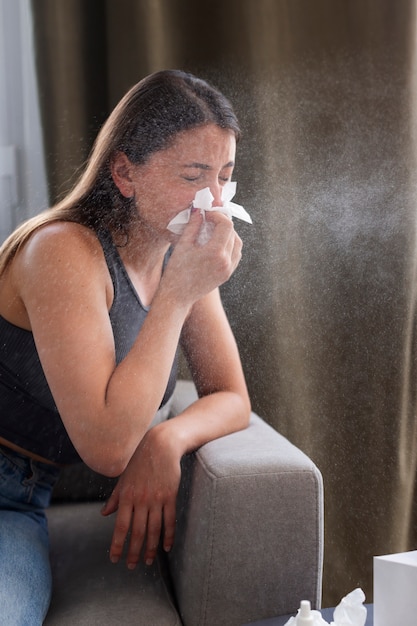 Foto grátis mulher que sofre de alergia