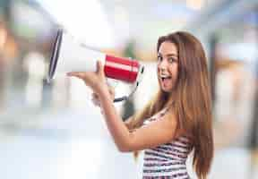 Foto grátis mulher que sorri com um megafone