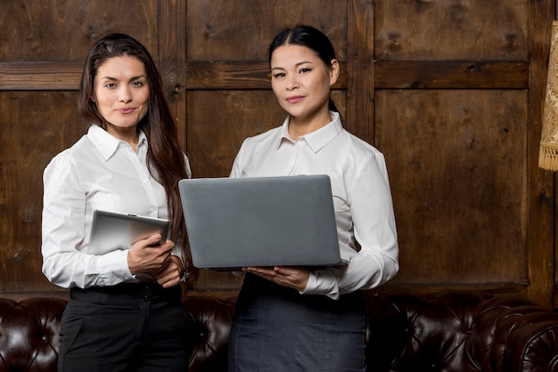 Mulher que trabalha com dispositivos modernos