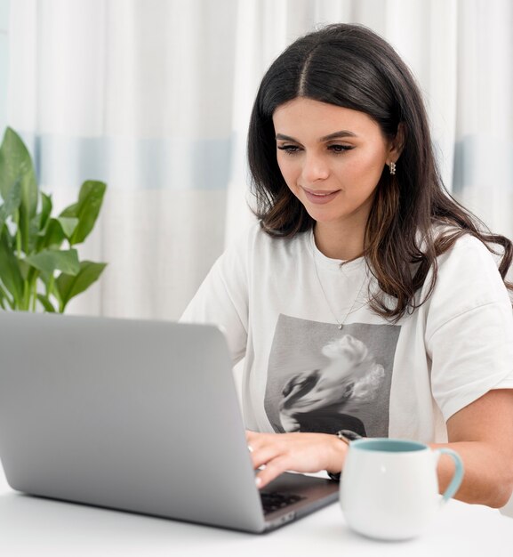 Mulher que trabalha como freelancer em casa