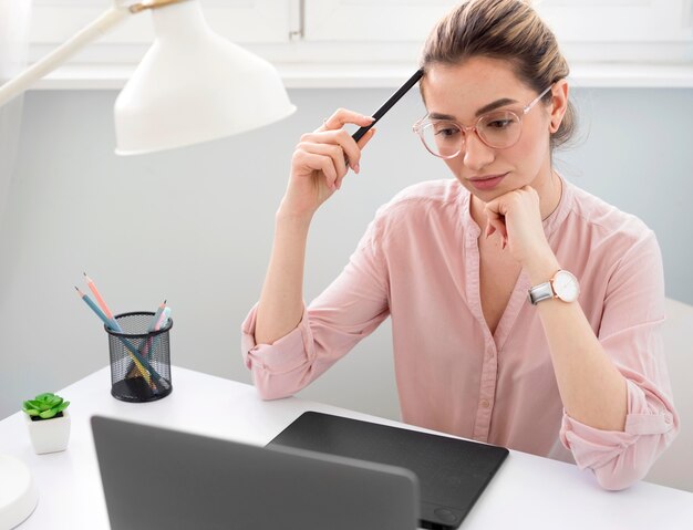 Mulher que trabalha como freelancer