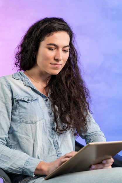 Foto grátis mulher que trabalha em seu laptop