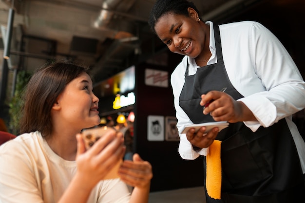 Mulher que trabalha na indústria de serviços