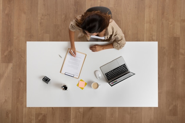 Foto grátis mulher que trabalha na vista superior da mesa