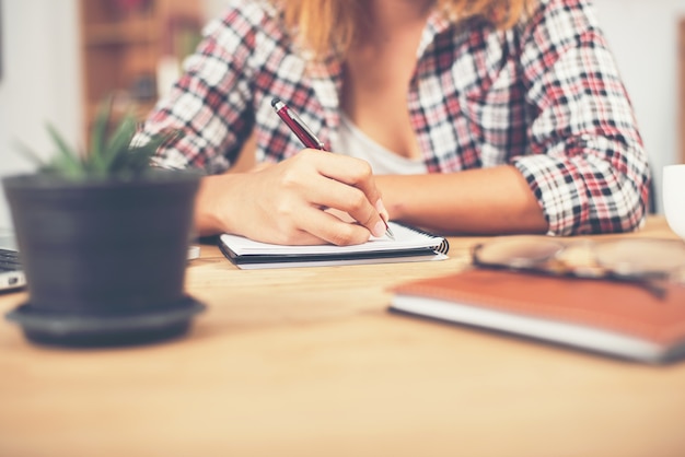 Mulher que trabalha no escritório