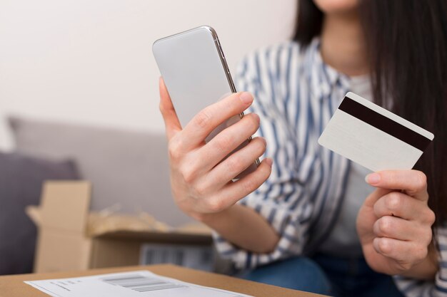 Mulher querendo comprar online durante evento cibernético de segunda-feira